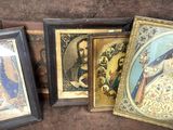 trois tableaux encadrés représentant la Vierge et d'autres objets religieux