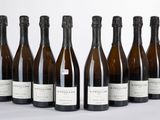 six bouteilles de vin sont alignées dans une rangée