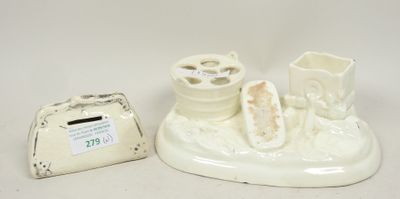 un vase blanc sur lequel sont représentés une brosse à dents et du dentifrice