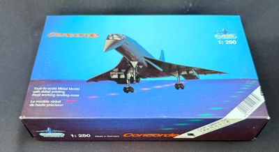 une boîte sur laquelle figure une maquette d'avion à réaction