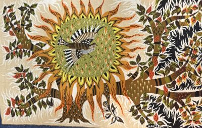 un tableau représentant un arbre et un oiseau accroché au mur