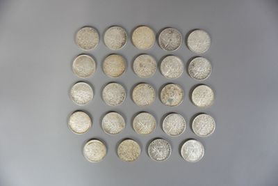 de nombreuses pièces disposées en cercle sur la table