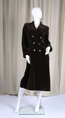 DIFFUSION GUY LAROCHE Manteau en velours marron à ample col …