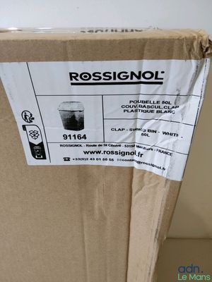 une boîte en carton sur laquelle est accrochée une pancarte portant l'inscription « Rossinol »