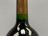 une bouteille de vin posée sur une table