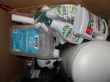 une boîte remplie de brosses à dents, de dentifrice et d'autres produits d'hygiène