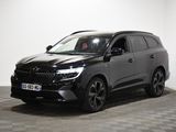 le 4x4 noir est garé sur le sol en damier d'une pièce