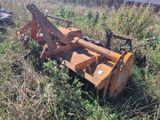 un tracteur immobilisé dans l'herbe, avec une charrue attelée derrière lui