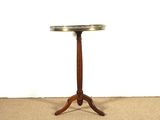 une petite table sur laquelle se trouve un plateau en argent