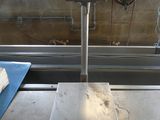 une photo d'une balance posée sur une table dans un atelier