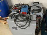 deux machines placées l'une à côté de l'autre dans une pièce