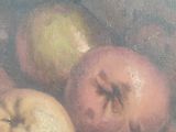 un tableau représentant des pommes et des pêches posées sur une table