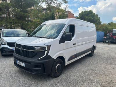 la camionnette blanche est garée dans le parking à côté d'autres voitures