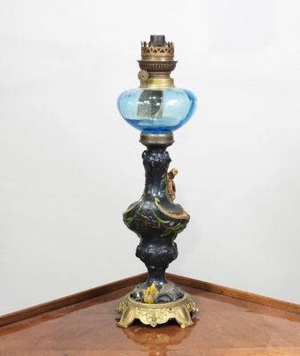 une lampe posée sur une table en bois