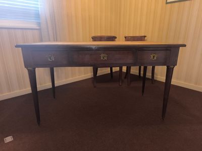 Bureau plat de style Empire ouvrant à trois tiroirs en ceint…