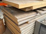 une pile de planches de bois empilées les unes sur les autres
