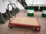 un chariot posé par terre dans une pièce