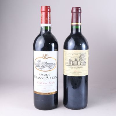 deux bouteilles de vin rouge posées l'une à côté de l'autre sur une table