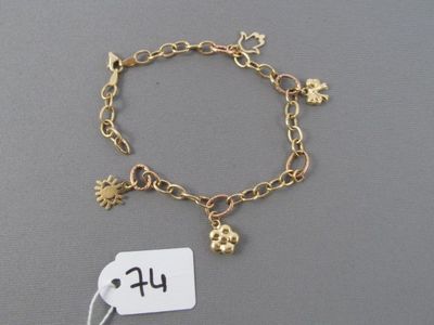 un bracelet en or orné de breloques, avec une étiquette de prix