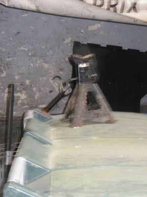 une machine qui découpe une feuille de papier posée sur une table