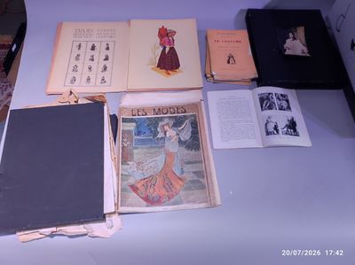 de nombreux livres posés sur une table, avec des images dessus