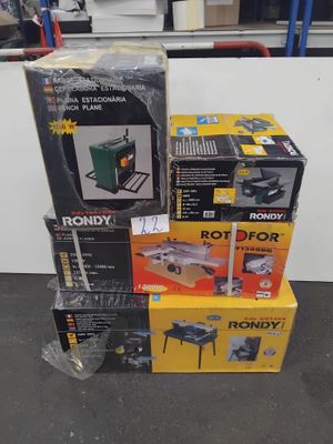 une pile de boîtes empilées les unes sur les autres