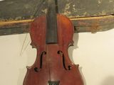 un violon et une chaussure posés sur une table