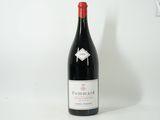 une bouteille de vin posée sur une table