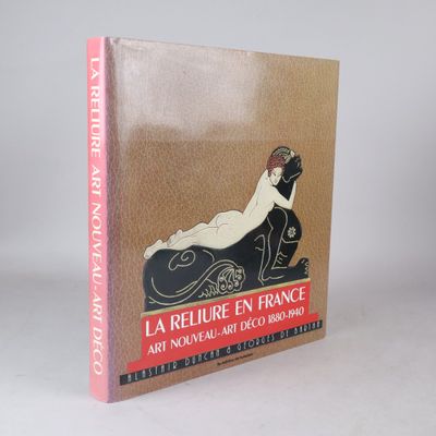 la couverture du livre *La Retoure en France*, sur laquelle figure l'image d'une femme allongée sur un