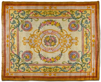 un tapis jaune et rouge orné d'un motif floral