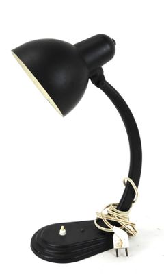 une lampe de bureau noire surmontée d'un cordon blanc