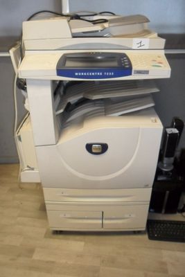 une imprimante posée sur un bureau à côté d'un ordinateur