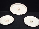 trois assiettes blanches bordées d'or sur fond noir