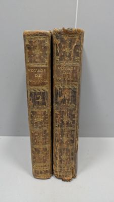 deux vieux livres posés l'un sur l'autre sur une table