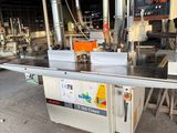 une machine placée au milieu d'une pièce