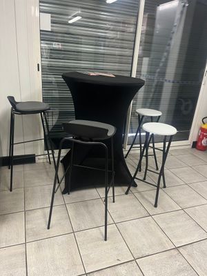 trois tabourets et une table dans une pièce
