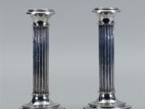 paire de bougeoirs en argent plaqué avec des pieds cannelés