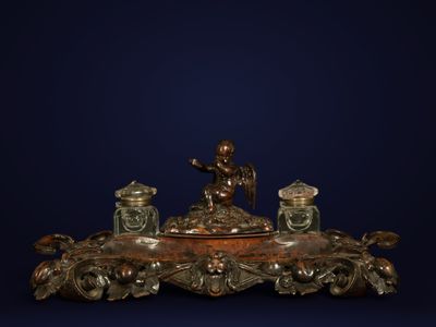 une statue d'un homme assis sur une table