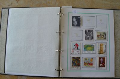 un livre ouvert avec des timbres, posé sur une table