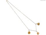 un gros plan d'un collier sur fond blanc, avec un fond blanc