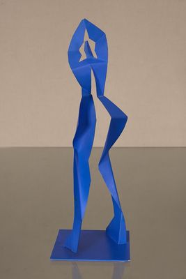 sculpture bleue représentant un homme avec une étoile au sommet de la tête