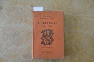 un livre posé sur une table