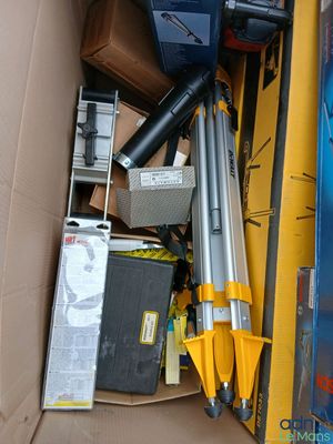 une boîte en carton remplie de nombreux outils de toutes sortes