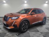 un SUV orange garé sur un sol à damier dans un garage