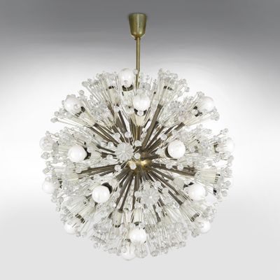 une image d'un lustre en verre et en laiton