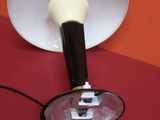 une lampe posée sur une table recouverte d'une nappe rouge