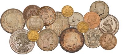 une image représentant un tas de vieilles pièces de monnaie sur fond blanc