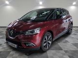 la voiture rouge est garée sur un sol en damier dans le garage