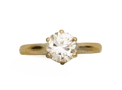 une photo d'une bague en diamant sur fond blanc