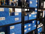 de nombreuses boîtes bleues sur les étagères du magasin
